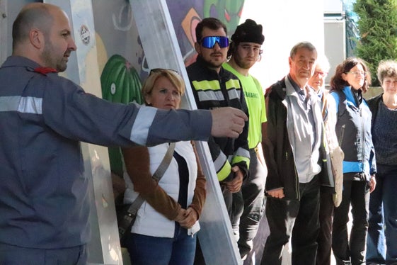 Wie wird die mobile Hochwasserschutzmauer aufgebaut? Wann wurde sie zuletzt eingesetzt? Feuerwehrkommandant Johannes Bertignoll beim geführten Rundgang im Rahmen des Hochwassertages in Neumarkt am 11. Oktober, neben ihm Bürgermeisterin Karin Jost. (Foto: LPA/Maja Clara)