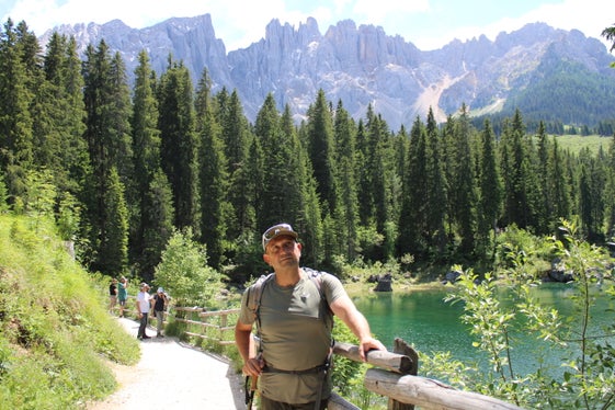 Südtirol Ranger Giorgio Poschiavin informiert Besucherinnen und Besucher allgemein über den Karer See und das umliegende Gebiet (Foto: LPA/Agentur Landesdomäne/Andreas Agreiter)