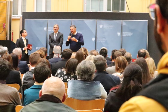 Tl retrat, da man ciampa: le diretur dl Departimënt Intendënza y Cultura Ladina Andrè Comploi, le presidënt dla Provinzia surantol Arno Kompatscher y l'Assessëur per l'Istruzion, la Furmazion y la Cultura ladina, la Nfrastrutures y la Mubiltà Daniel Alfreider. (Foto: USP/Maja Clara)