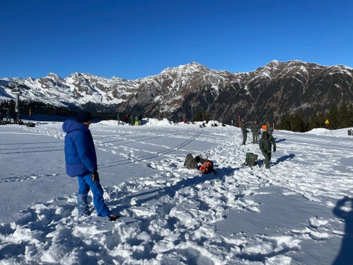 Lavoro di rete e sinergia. Un momento dell'esercitazione scattata sulle nevi di Racines. (Foto: USP/Servizio Meteorologia e Prevenzione valanghe)