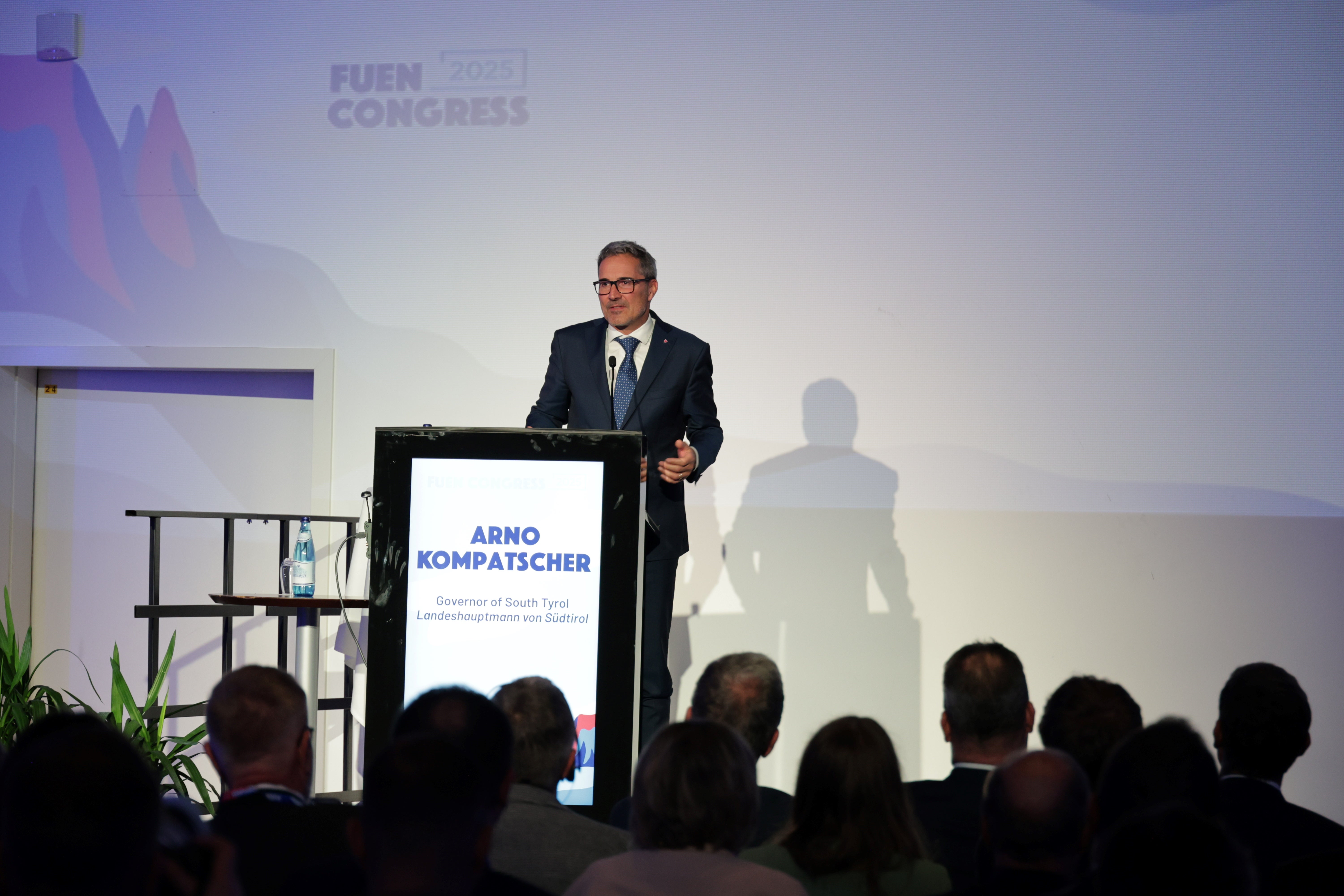 Eliminare il geoblocking è il passo logico e coerente per continuare nel solco di quanto stabilito nel 2018, quando sono cadute le barriere commerciali per gli acquisti online”, ha spiegato il presidente della Provincia Arno Kompatscher.&nbsp;(Foto: USP/Ingo Dejaco)