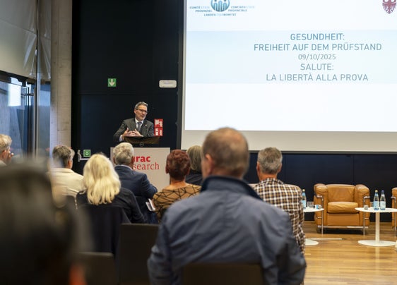 Freiheit sei eines der höchsten Prinzipien menschlichen Handelns, das jedoch immer auch Verantwortung bedeute, erinnerte Landeshauptmann Arno Kompatscher beim Auftakt der Veranstaltungsreihe des Landesethikkomitees "Gesundheit: Freiheit auf dem Prüfstand". (Foto: LPA/Daniel von Johnston)