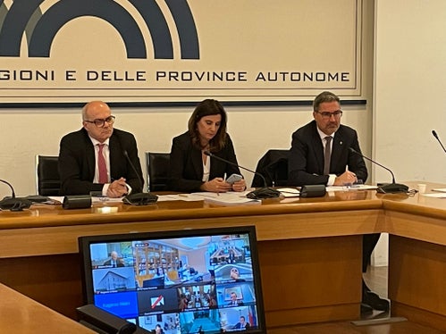 Il presidente della Provincia autonoma di Bolzano, Arno Kompatscher (a destra), al tavolo della Conferenza delle Regioni e delle Province autonome, nella sua qualità di coordinatore delle Speciali (Foto: ASP/Mila Mattiuzzi)