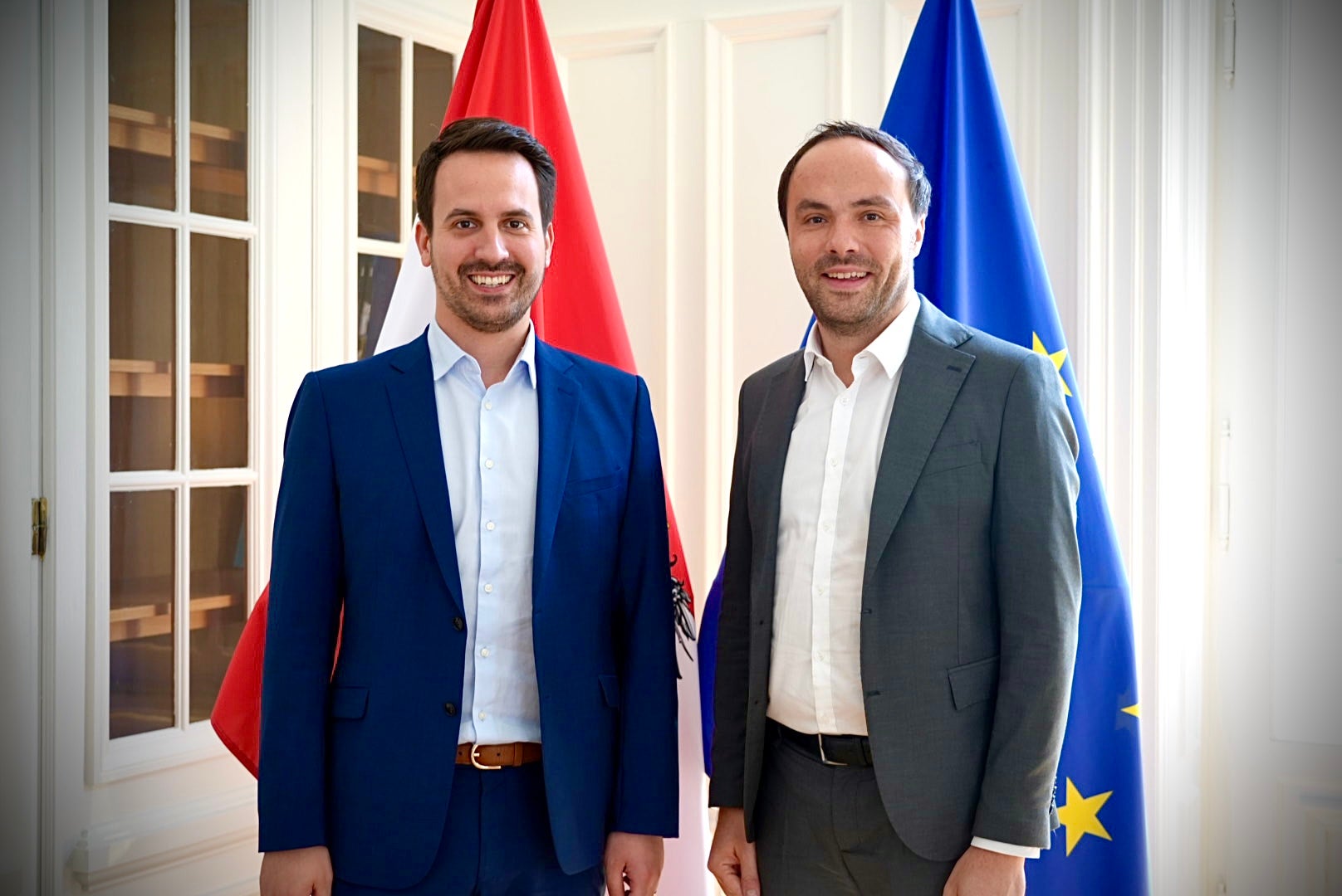 Freundschaftlicher Austausch in Wien: Bildungsminister Christoph Wiederkehr (links) und Bildungslandesrat Philipp Achammer. (Foto: LPA/Bundesministerium für Bildung/Mareike Grün)
