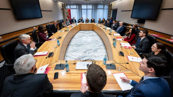 Es freut mich, dass die österreichischen Jungdiplomatinnen und Jungdiplomaten Südtirol und unsere Autonomie aus nächster Nähe kennenlernen. Sie ist heute auch international ein anerkanntes Beispiel dafür, wie Minderheitenschutz und eine gute Zusammenarbeit zwischen Staaten gelingen können, sagte Landeshauptmann Arno Kompatscher. (Foto: LPA/Fabio Brucculeri)