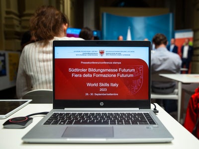 Von 28. bis 30. September bietet die Bildungsmesse Futurum Jugendlichen, Eltern, Lehrpersonen und Fortbildungsinteressierten Informationen und Beratung zu Ausbildungsentscheidungen. Heute wurde die Bildungsmesse im Landhaus 1 in Bozen vorgestellt. (Foto: LPA/Fabio Brucculeri)