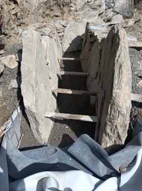 Baudetail: Unter der Steinpflasterung verhindert eine nicht sichtbare Folie Wasserverluste; im Bild: Schenner Waal im Bereich Katzenleiter (Foto: LPA/Forstinspektorat Meran)