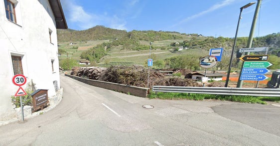Am Freitag, 20. Juni, nimmt die Tunnelbohrmaschine "Kathrin" bei der Baustelle "Prader", Schmelze 2,  bei der Einfahrt ins Villnösstal ihre Arbeit auf. (Foto: Google Maps)
