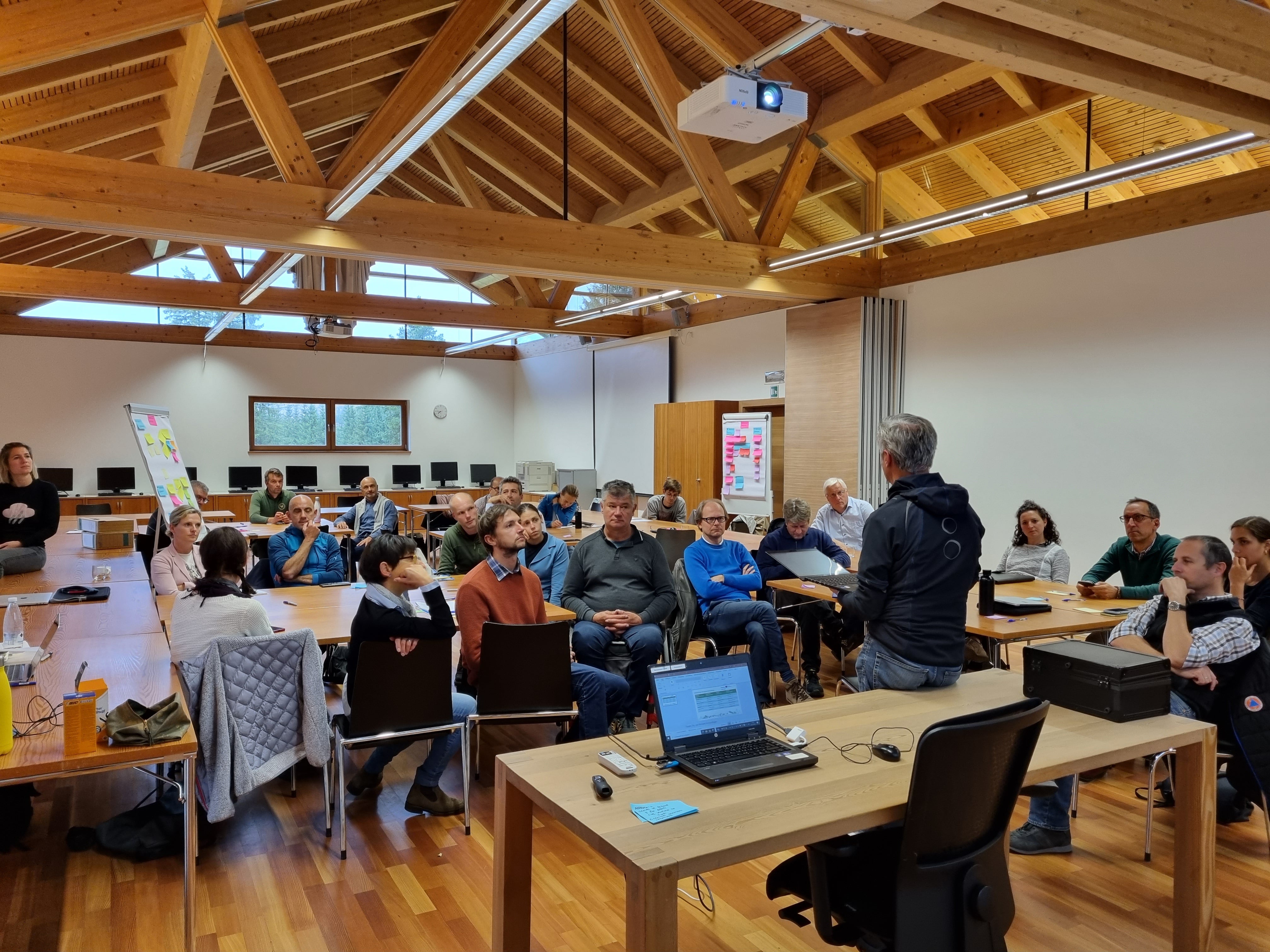 Un momento dell'incontro tenutosi alla scuola forestale Latemar. Riflettori puntati sulla violenta tempesta che ha sfregiato la zona del Passo Carezza e i boschi circostanti. (Foto: ASP/Centro funzionale provinciale/Carmen Lageder)