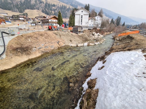 Durante la costruzione della stazione idrometrica a Prato alla Drava le acque della Drava verranno deviate in collaborazione con l'Ufficio caccia e pesca e con i gestori locali della pesca. (Foto: Ufficio sistemazione bacini montani Est/Stefan Ghetta)