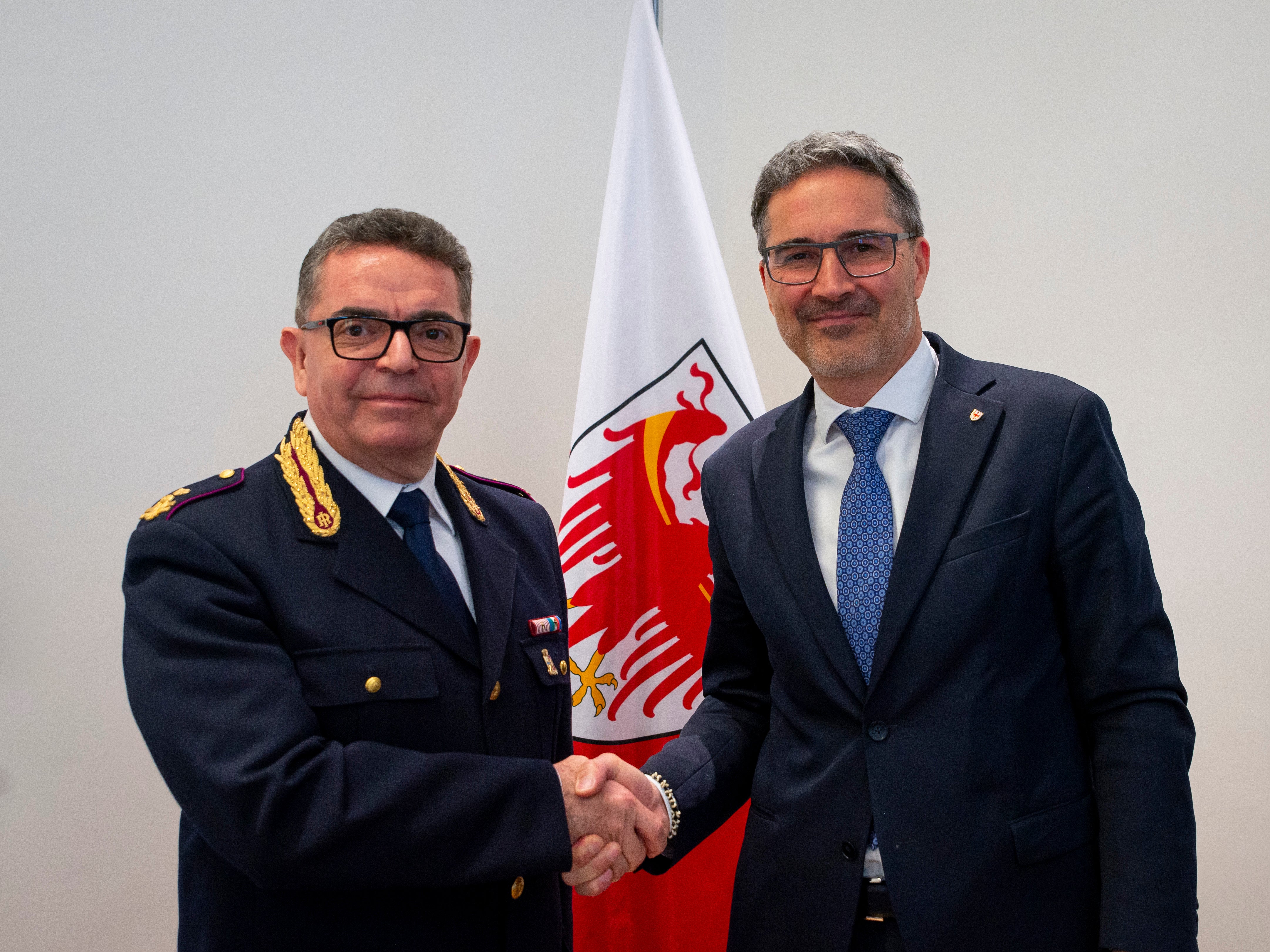 Landeshauptmann Arno Kompatscher hat heute (27. März) den Leiter der Abteilung Verkehrspolizei von Trentino-Südtirol und des Belluno, Giancarlo Conte, empfangen. (Foto: LPA/Fabio Brucculeri)