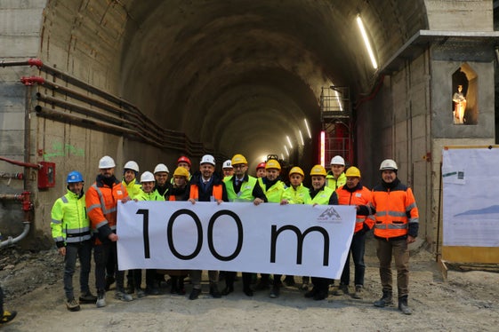 L'assessore alla Mobilità e alle Infrastrutture della Provincia autonoma di Bolzano, Daniel Alfreider, e l’amministratore delegato e direttore generale di Rete Ferroviaria Italiana (Gruppo FS Italiane), Gianpiero Strisciuglio hanno annunciato il raggiungimento dei primi 100 metri di scavo della finestra di accesso alla galleria Gardena. (Foto: USP/Bruno Benedetto)