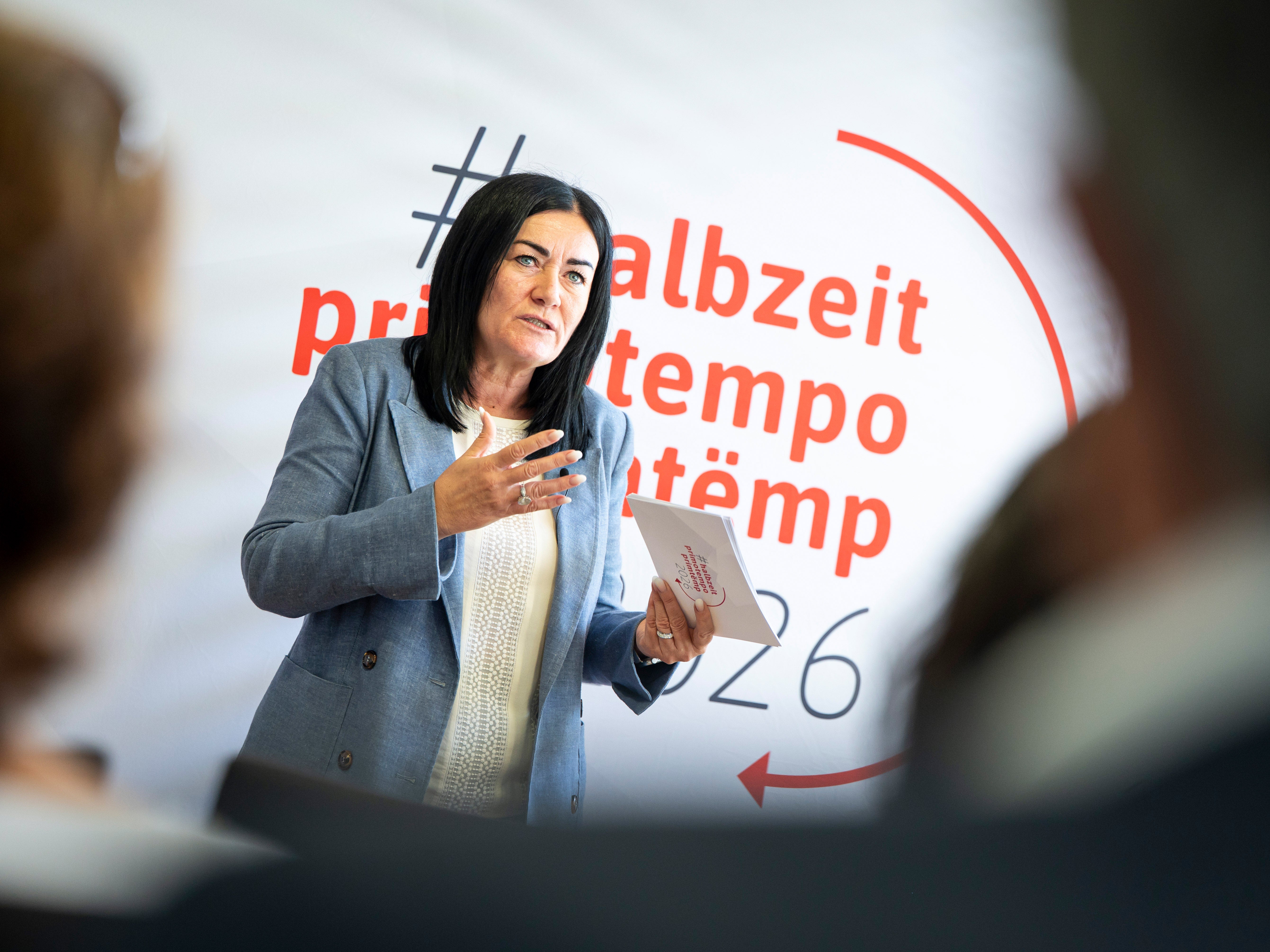 Bei der #halbzeit-Pressekonferenz am 24. Juni nannte Landesrätin Ulli Mair die&nbsp;Wohnreform 2025&nbsp;und das Gesetz zur&nbsp;Aufwertung der Lokalpolizei&nbsp;als zentrale Initiativen ihres Ressorts. Es geht um die konsequente Umsetzung des Regierungsprogramms und um handfeste Ergebnisse, betonte Mair. (Foto: LPA/Fabio Brucculeri)