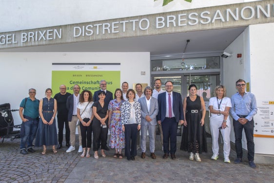 Das Brixner Gemeinschaftshaus steht für ein neues Konzept der Gesundheitsversorgung und ist bereits seit einigen Wochen aktiv: Gesundheitslandesrat Hubert Messner (fünfter von rechts) mit Führungskräften, Mitarbeitenden und  Vertretungen der Gemeinde bei der offiziellen Eröffnung am 25. Juni. (Foto: LPA/Othmar Seehauser)
