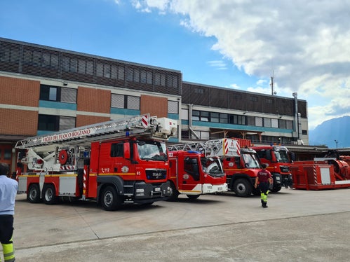 Die beiden Mannschaften der Berufsfeuerwehr werden heute Abend nach etwa vier bis fünf Stunden Fahrt in der von Hagelschlag betroffenen Region Friaul-Julisch Venetien ankommen, um dort beim Abdecken der zahlreichen beschädigten Dächer mitzuhelfen. (Foto: LPA/Berufsfeuerwehr)