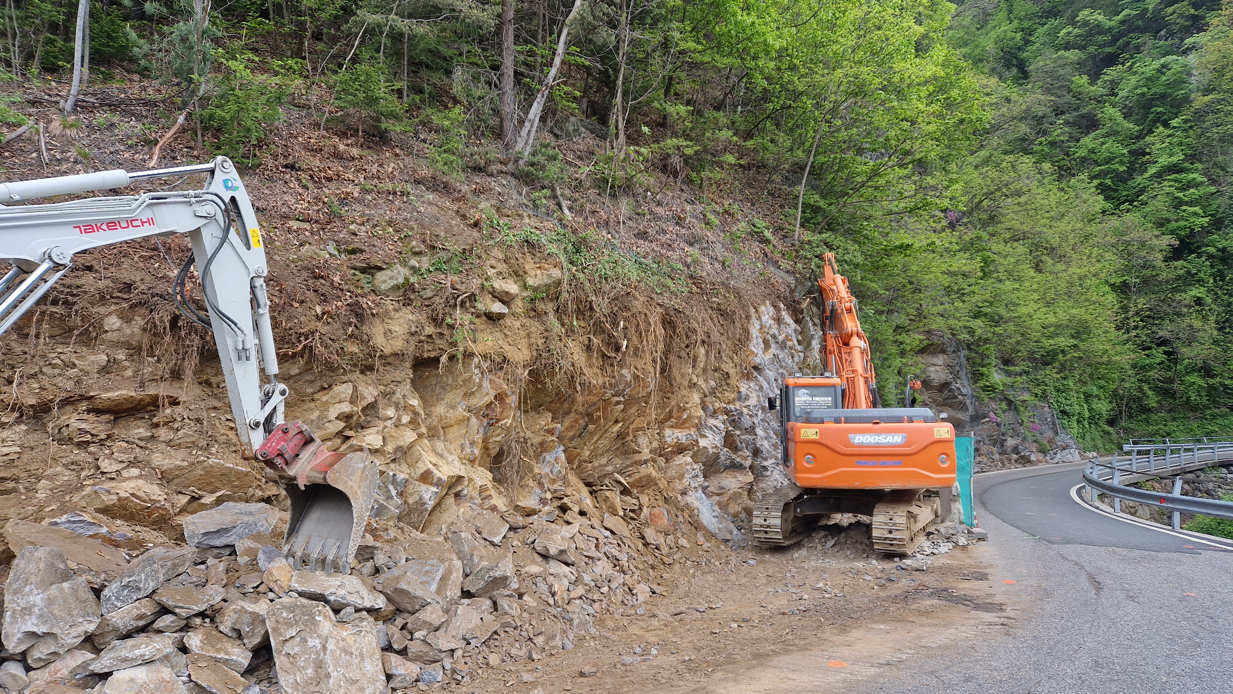 Die Engstelle auf der Staatsstraße auf den Jaufenpass (SS 44) kurz oberhalb von St. Leonhard in Passeier war bisher ein erhebliches Hindernis für den fließenden Verkehr. Die Linienführung wurde korrigiert. Jetzt wird die dortige Brücke saniert. (Foto: LPA/Landesabteilung Straßendienst)