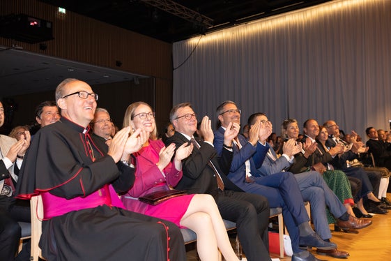 Applaus von Ehrengästen und Publikum für die Gewinner des Euregio-JungforscherInnenpreises und Euregio-Innovationspreises (Foto: Land Tirol/Seldak)