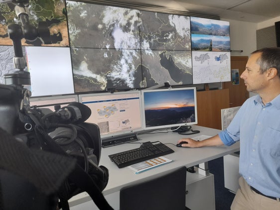 Anhaltende extreme Temperaturen werden an diesem Wochenende in einigen Gemeinden Südtirols erwartet: Meteorologe Günther Geier vor den Bildschirmen mit den Wetterkarten und -daten von heute. (Foto: LPA/Maja Clara)