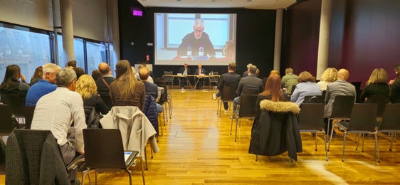 Die Tagung fand gleichzeitig an 4 Standorten statt und wurde Live im Internet übertragen. In Bozen referierten die Experten in der Eurac. (Foto: Südtirol Informatik AG)