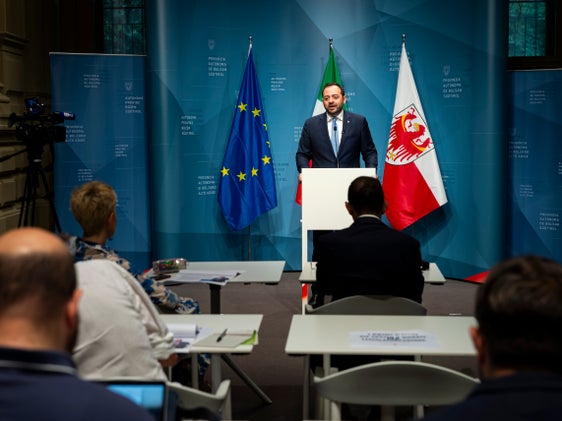 Il vicepresidente Marco Galateo ha illustrato oggi (5 agosto) i punti salienti dei primi sei mesi di lavoro del suo nuovo mandato politico. "Poste le basi per l'Alto Adige del futuro". (Foto: ASP/Fabio Brucculeri)