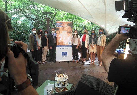 Pressegespräch mit dem Team der Landesabteilung Europa Peter Gamper (EFRE), Petra Tamanini (EFRE), Petra Sevvi (Europe Direct), Paolo Barbiero (Europe Direct), Sabine Lamprecht (Interreg Italien-Österreich), Claudia Weiler (ESF), Katharina Thurin (Europe Direct) und Abteilungsdirektorin Martha Gärber (v.l.n.r.) . (Foto: LPA/Angelika Schrott)