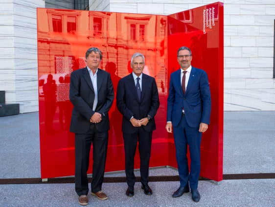 Wollen Kinder und Jugendliche weiterhin für Sport begeistern: (v.l.) Der Präsident des Landesfußballverbands Schuster, der Präsident des italienischen Fußballverbands FIGC Gravina und LH Kompatscher. (Foto: LPA/Fabio Brucculeri)