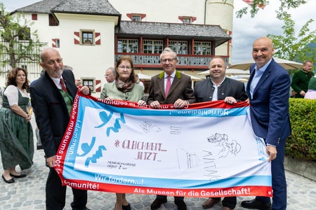 Euregio-Fahnenbesuch zum Auftakt der Bauernkrieg-Aufarbeitung im Land Salzburg mit Euregio-Vertreter Fritz Tiefenthaler (von links), Doris Fuschlberger (Projektleiterin Land Salzburg), Wilfried Haslauer (Landeshauptmann Salzburg), Landtagsabg. Hans Scharfetter (Weitmoser Schlössl) und Norbert Ellmauer (Bad Gastein) (Foto: Land Salzburg/Neumayr/Hofer)