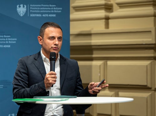 Giuseppe D’Annunzio, Verantwortlicher für Verkehrsmanagement und Fahrplanung von RFI im Bereich Verona, stellte die laufenden und geplanten Infrastrukturmaßnahmen auf den für Südtirol relevanten Bahnstrecken vor. Dabei verwies er auf die kontinuierliche Aufrechterhaltung des Bahnverkehrs während der Arbeiten sowie auf die positive Resonanz auf die erweiterten Angebote für Menschen mit eingeschränkter Mobilität. (Foto: LPA/Fabio Brucculeri)