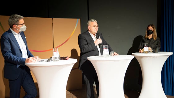 Bioregione Alta Venosta è stato uno dei temi trattati a Silandro insieme alla disponibilità d'acqua e agli areali militari da (sx) Kompatscher, dal presidente della Comunità comprensoriale Pinggera e dalla moderatrice Drescher. (Foto: ASP/Guido Steinegger)