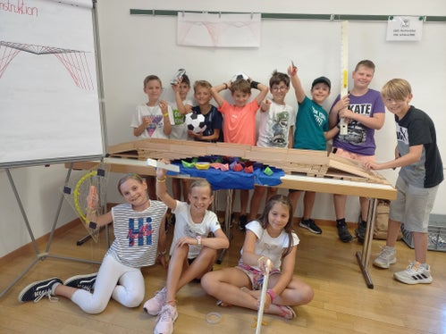 Im Workshop Die spannende Welt der Mathematik konzentrierte sich Schülerinnen und Schüler auf die Gesetze der Mathematik, die auch dort gelten, wo man sie nicht erwartet. (Foto: LPA/Bildungsdirektion)