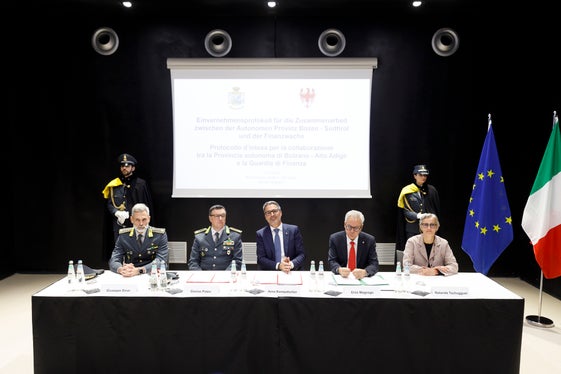 Presenti al tavolo (da destra) la direttrice Rolanda Tschugguel, il segretario generale della Provincia Eros Magnago, il presidente Arno Kompatscher, il generale di brigata Gavino Putzu e il colonnello Giuseppe Dinoi (Foto: USP/Tiberio Sorvillo) 