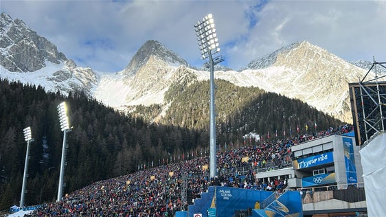 Il muro umano di tifosi nella tribuna centrale della Südtirol Arena Alto Adige. Per la prima gara ad Anterselva erano presenti 19.000 spettatori. (Foto: USP)