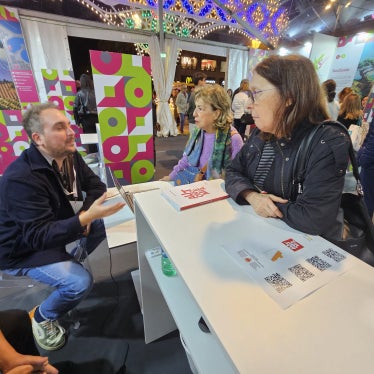 Mattia Zeba (Eurac Research) spricht mit den Besuchern am Stand von Südtirol am Festival in Bari.  (Foto: LPA)