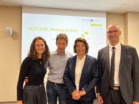 Auftakttreffen in Krakau für das dreijährige Interreg-Projekt "Next Level Parking": Evi Holzner und Raphael Palla vom Landesamt für Gemeindeplanung, Landesrätin Maria Hochgruber Kuenzer und Maciej Michnej von der Technischen Universität Krakau (v.l.). (Foto: LPA/Marcella Morandini)