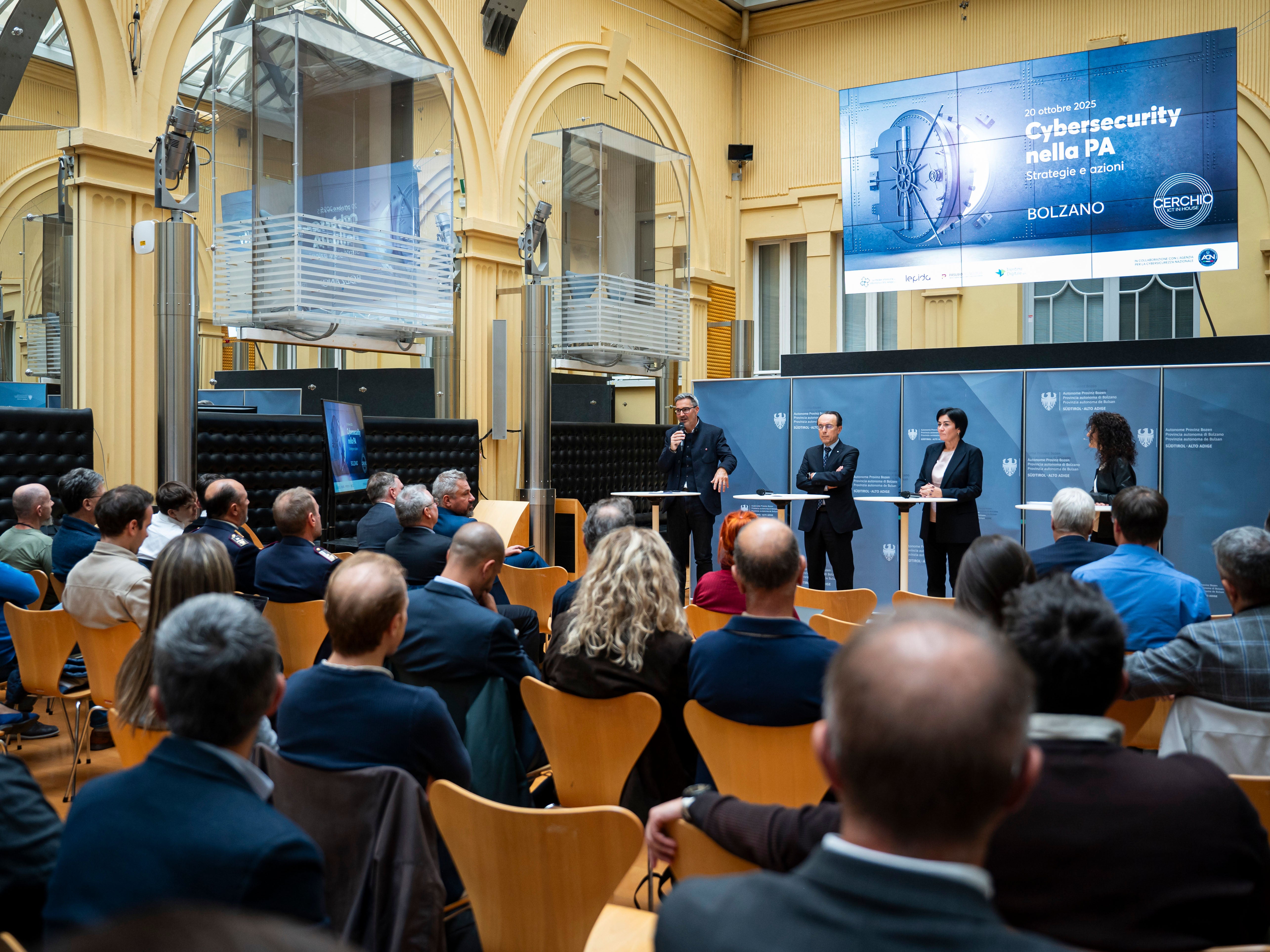 Il presidente della Provincia Arno Kompatscher (nella foto da sinistra), il questore Giuseppe Ferrari e l'assessora provinciale alla Sicurezza Ulli Mair si confrontano con la moderatrice Susanna Salvaterra. (Foto: USP/Fabio Brucculeri)