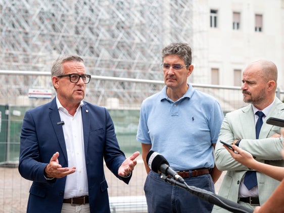 Für die weitere Entwicklung des Gerichtsgebäudes soll eine Machbarkeitsstudie erstellt werden, kündigte Hochbau- und Vermögenslandesrat Christian Bianchi bei einem Presspoint am Bozner Gerichtsplatz gemeinsam mit dem Direktor der Landesabteilung Hochbau und technischer Dienst Marco Springhetti (2.v.r.) und Ressortdirektor Daniel Bedin (1.v.r.) an. (Foto: LPA/Fabio Brucculeri)