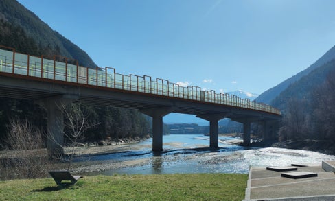 Lärmbelastung entlang der Autobahn reduzieren: Das ist das Ziel der A22, dazu werden insgesamt neun Lärmschutzwände errichtet bzw. erneuert. Im Bild das Rendering der Lärmschutzwand Brücke Franzensfeste. (Quelle: Brennerautobahn AG)