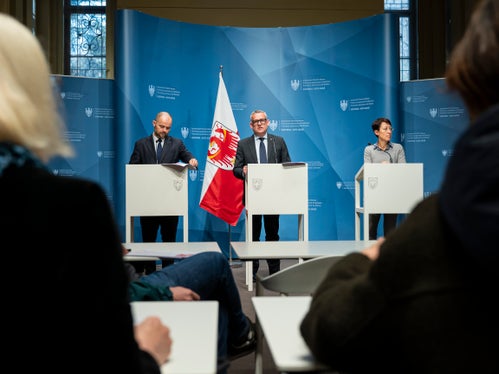 113 Maßnahmen mit einem Investitionsvolumen von rund 431,5 Millionen Euro sowie weitere 166 Millionen Euro für Projekte, die von der Landesabteilung &nbsp;Vermögensverwaltung im Rahmen von öffentlich-privaten Partnerschaften investiert werden: Das sind die Eckdaten des Hochbauprogramms 2026-2028, das Ressortdirektor Daniel Bedin, Landesrat Christian Bianchi und Abteilungsdirektorin Virna Bussadori am 16. März vorstellten. (Foto: LPA/Fabio Brucculeri)