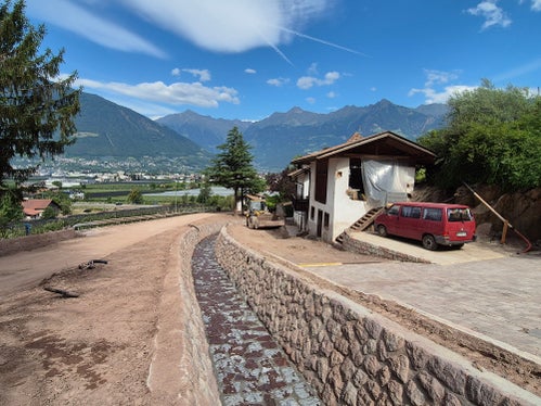 Die jetzt freigeräumte Künette des Weißplatterbachs in Meran. (Foto: Amt für Wildbach- und Lawinenverbauung Süd in der Agentur für Bevölkerungsschutz)