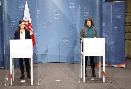 Die Eurac-Forscherinnen Ingrid Kofler (l.) und Linda Ghirardello haben erste Ergebnisse der Studie vorgestellt. (Foto: LPA/Hannes Wisthaler)