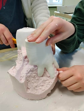 Mit verschiedenen Gipsarten arbeiteten die Schülerinnen und Schüler im Workshop Positiv und negativ – genial und trotzdem simpel. (Foto: LPA/Deutsche Bildungsdirektion/Begabungs- und Begabtenförderung/Kathrin Fill)