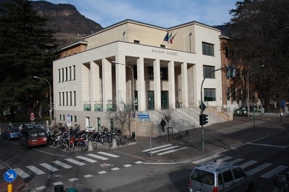 L’Istituto Galilei di Bolzano sarà la prima scuola in provincia di Bolzano ad essere ammessa dal Ministero dell’Istruzione e del Merito (MIUR) al piano nazionale di sperimentazione della filiera tecnologico-professionale 4+2. Il nuovo percorso formativo verrà illustrato lunedì 31 marzo. (Foto: USP)