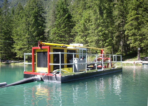 Am Toblacher See werden Sedimentschichten vom Seegrund mit einem speziellen Boot abgetragen. (Foto: Landesagentur für Umwelt- und Klimaschutz)