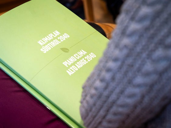 Als Sensibilisierungsmaßnahme ist das "Klimafrühstück" Teil der Bemühungen, die Ziele des Klimaplans Südtirol 2040 umzusetzen: Rund 700 Mitarbeitende aus nahezu allen Abteilungen der Landesverwaltung haben zwischen März und Mai 2026 daran teilgenommen. (Foto: LPA/Fabio Brucculeri)