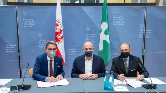 Firma dell'atto costitutivo della società Passo dello Stelvio. (da sx a dx) il presidente della Provincia  Kompatscher, l'assessore lombardo Sartori e il presidente dell'ERSAF Fede Pallone (Foto: ASP/Fabio Brucculeri)