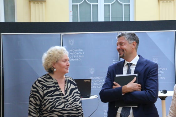 Überzeugt vom Mehrwert des ladinischen Schulmodells: Universitätsprofessorin Ulrike Jessner-Schmid und der Landesrat für ladinische Bildung und Kultur Daniel Alfreider. (Foto: LPA/Patrick Thaler)