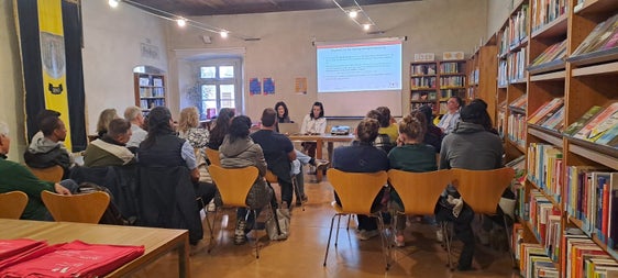 L'evento informativo sull’esame di bilinguismo e sugli strumenti di preparazione alla Biblioteca Schlandersburg di Silandro è stato organizzato dal Servizio Esami di bi- e trilinguismo e dalla Mediateca Multilingue di Merano della Ripartizione provinciale Cultura italiana (Foto: USP/Elisa Dallacosta)