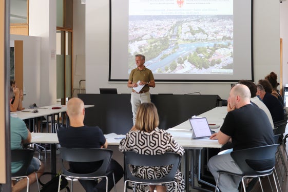 Prozess der Optimierung der positiven Wirkung der Flüsse auf das Stadtklima wird fortgesetzt: Der Direktor des Landeswarnzentrums Willigis Gallmetzer beim Kick-Off-Meeting für das Projekt Gesamtkonzept Flussraum Bozen – Talfer und Eisack. (Foto: LPA/Maja Clara)