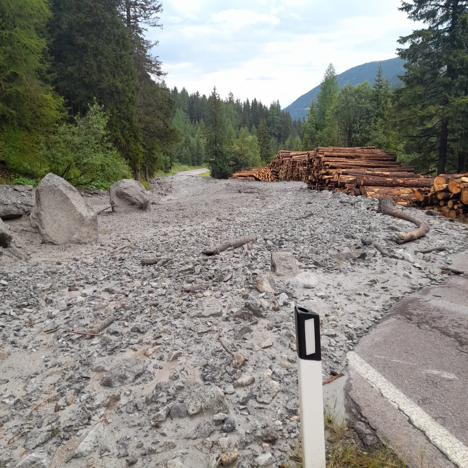 Nach einem Murenabgang ist die Straße nach Sulden gesperrt. Der Straßendienst ist im Einsatz und räumt die Straße. (Foto: LPA/Landesstraßendienst)