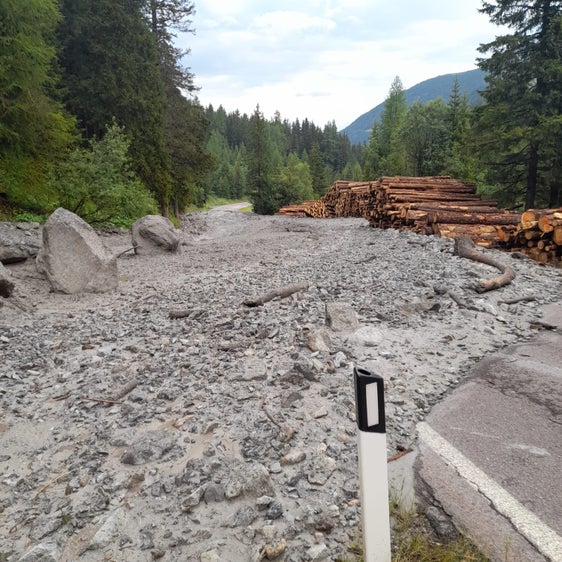 Nach einem Murenabgang ist die Straße nach Sulden gesperrt. Der Straßendienst ist im Einsatz und räumt die Straße. (Foto: LPA/Landesstraßendienst)